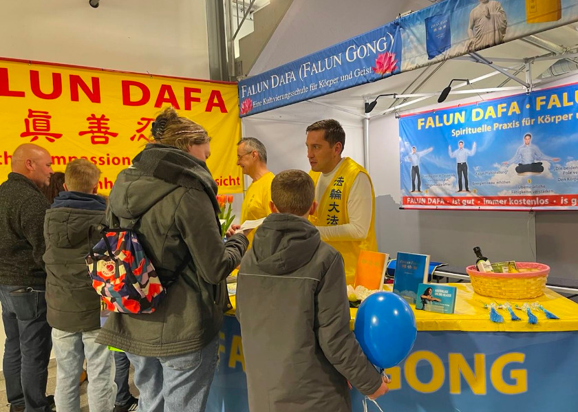 Image for article Germany: Introducing Falun Dafa at Vitality and Life Health Expo