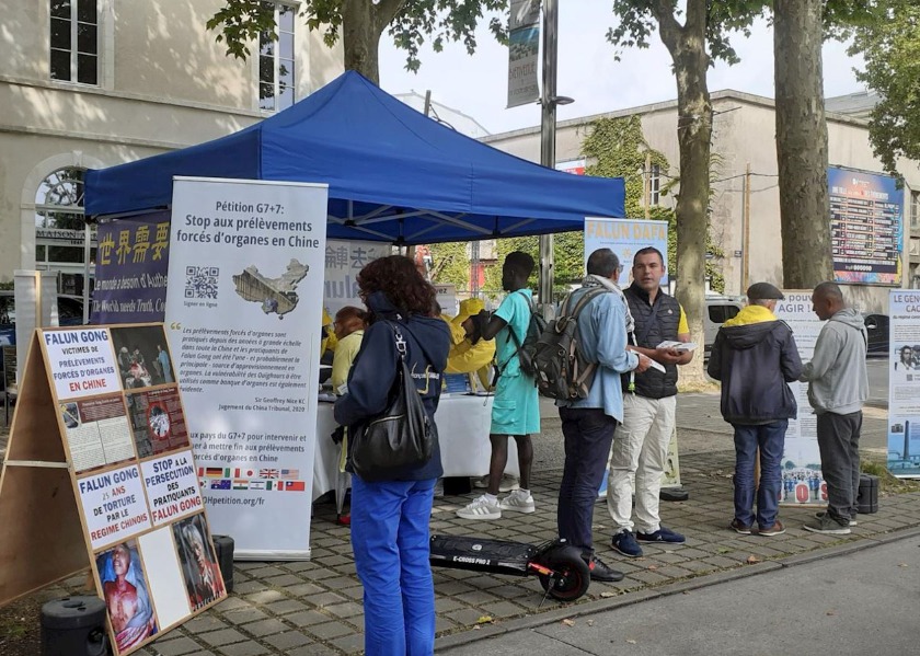 Image for article Introducing Falun Dafa at La Roche-sur-Yon in Western France