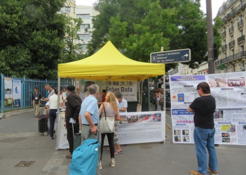 Image for article France: People from All Walks of Life Learn about Falun Dafa at Information Day Events