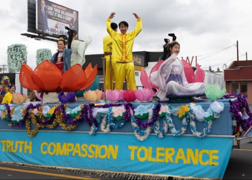 Image for article Washington State, USA: Falun Dafa Welcomed in Marysville Strawberry Festival Parade