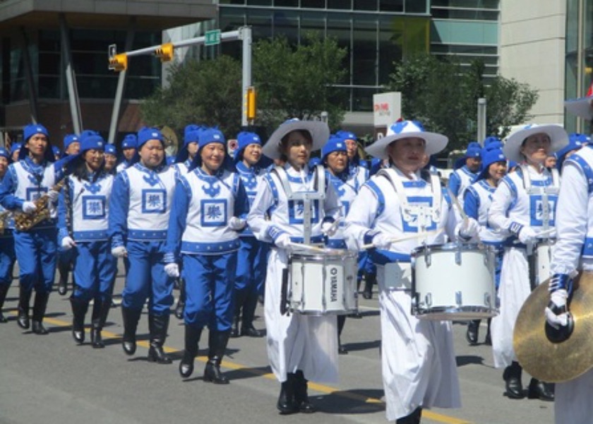 Image for article Calgary, Canada: Falun Dafa Practitioners Participate in the Stampede Parade