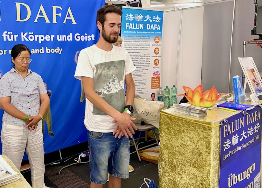 Image for article Visitors to Europe’s Largest Naturopathic Medicine Expo Welcome Falun Dafa Practitioners