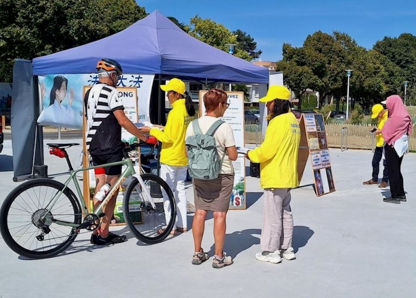 Image for article France: Tourists Learn About Falun Dafa and Sign a Petition to End the Persecution