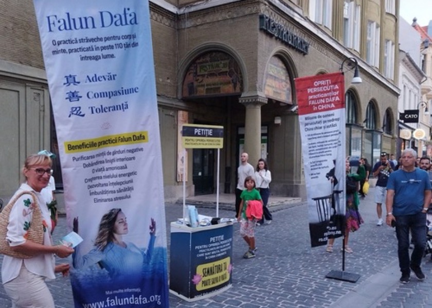 Image for article Romania: Public Learn About Falun Dafa at an Information Day Event