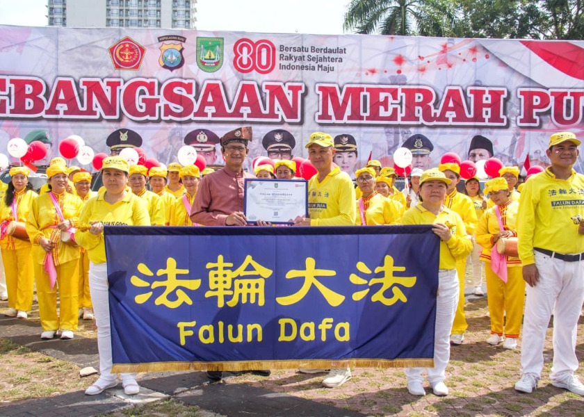 Image for article Batam, Indonesia: Falun Dafa Enthusiastically Received in Independence Day Parade
