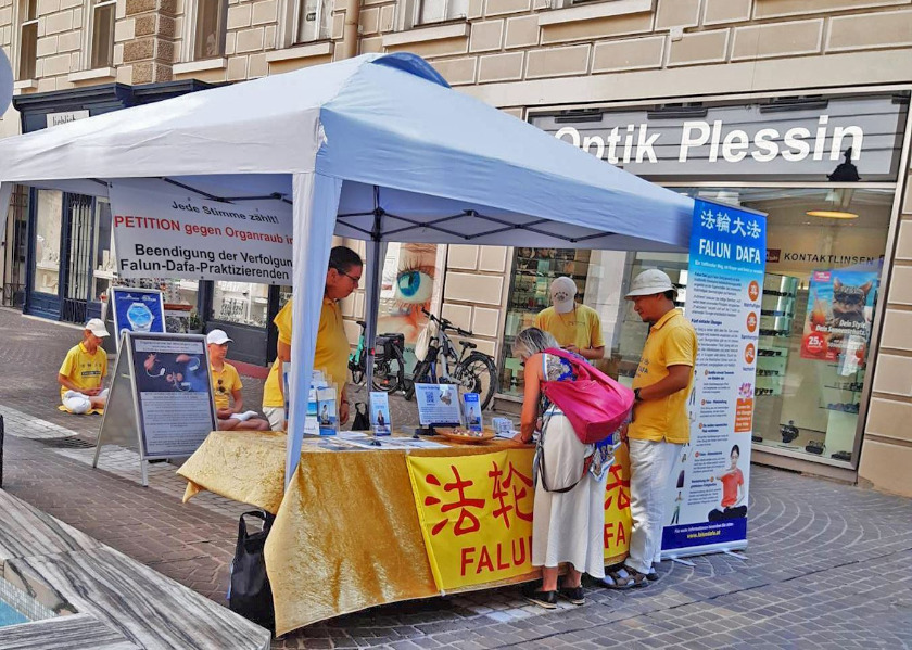 Image for article Austria: Public Condemns Persecution at Event in Klagenfurt