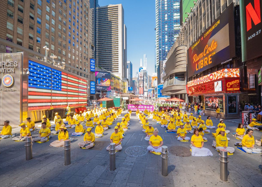 Image for article New York: Tranquil Falun Dafa Exercises in Times Square Impresses Spectators