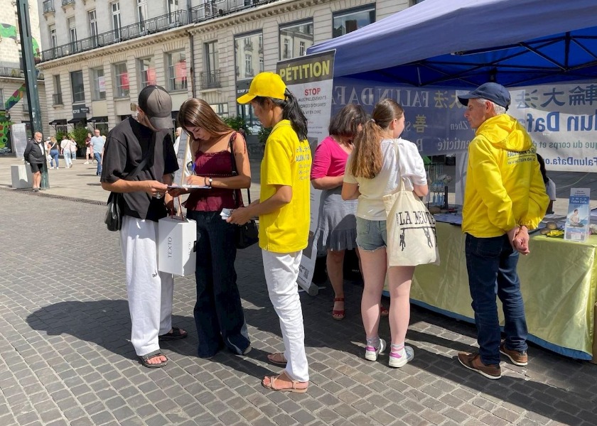 Image for article France: People in Nantes Express Support for Falun Gong