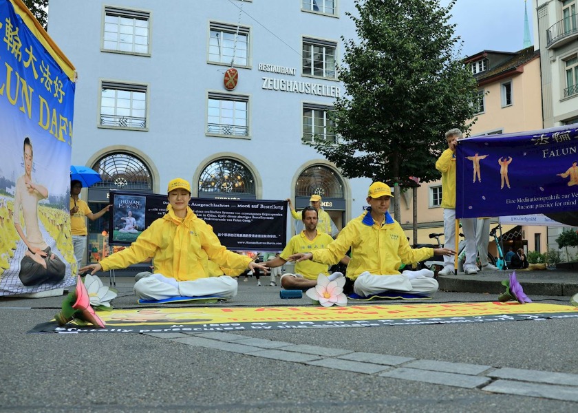 Image for article Swiss Locals Admire Falun Dafa Practitioners’ Perseverance