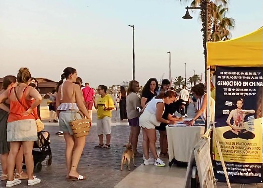 Image for article Valencia, Spain: People Praise Falun Dafa and Practitioners’ Efforts to Stop the CCP’s Persecution