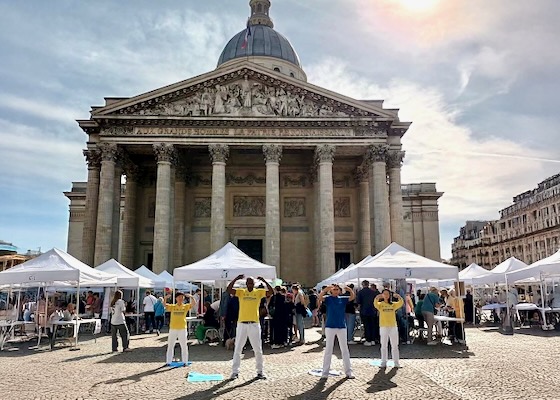 Image for article France: Introducing Falun Dafa at Multiple Association Forums in Paris