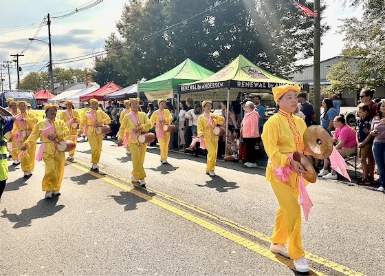 Image for article Maryland, USA: Introducing Falun Dafa at Poolesville Day Parade and Celebration