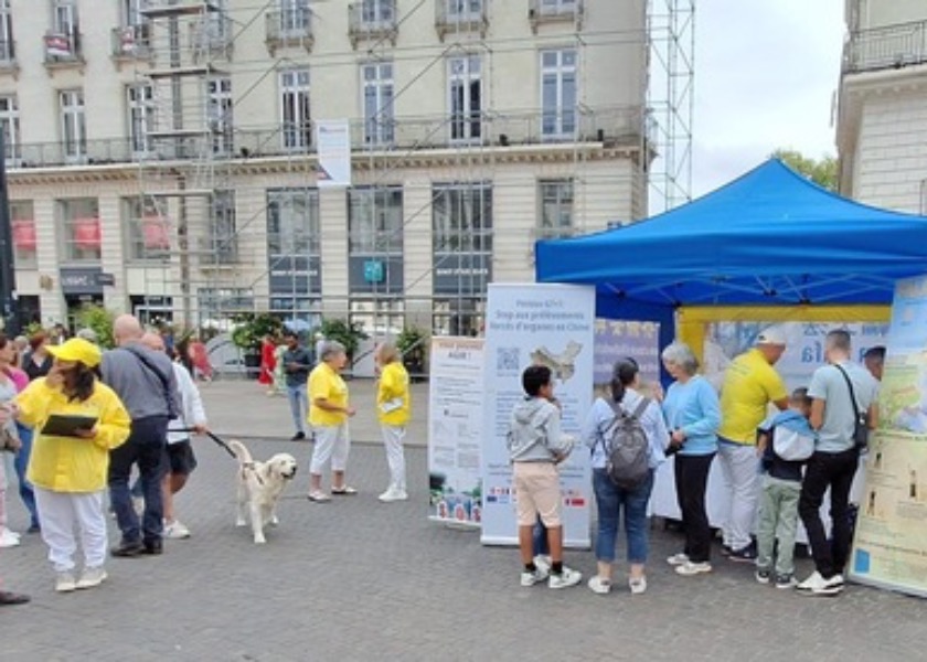 Image for article People in Three French Cities Welcome Falun Dafa Promotional Activities