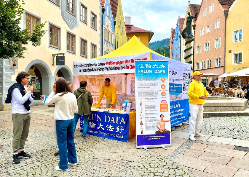 Image for article Germany: People in Historic Füssen Learn about Falun Dafa