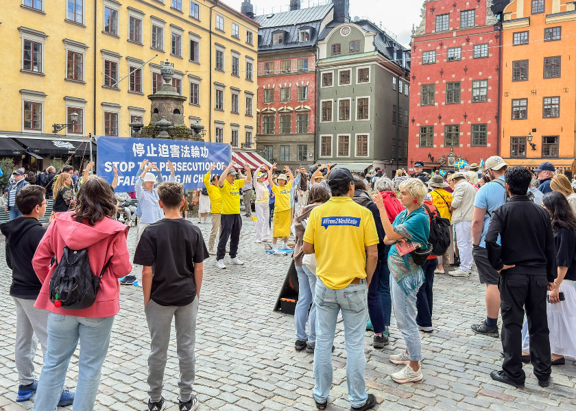 Image for article Sweden: Unique Scene in front of Nobel Prize Museum Wins Praise from Tourists Around the World