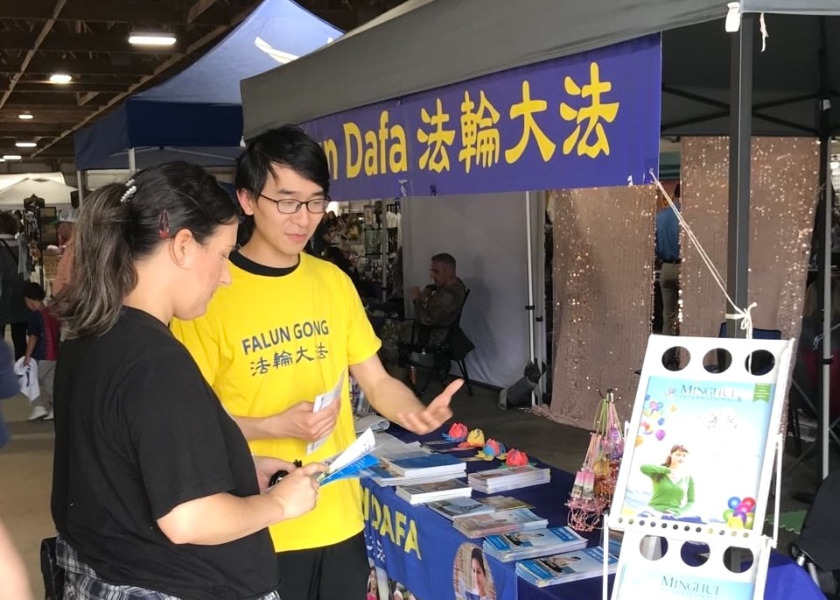 Image for article Massachusetts, USA: Introducing Falun Dafa at the Three County Fair in Northampton