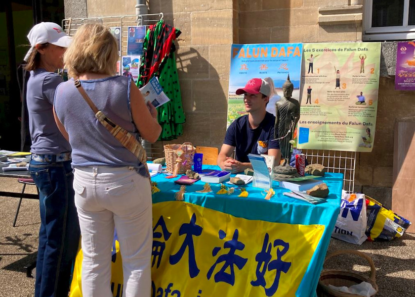 Image for article France: Raising Awareness about Falun Dafa at the Associations Forum in Manche