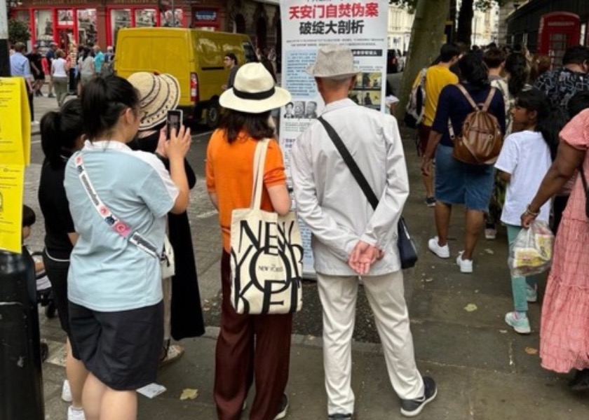 Image for article Chinese People Learn About Falun Dafa in Front of the British Museum in London
