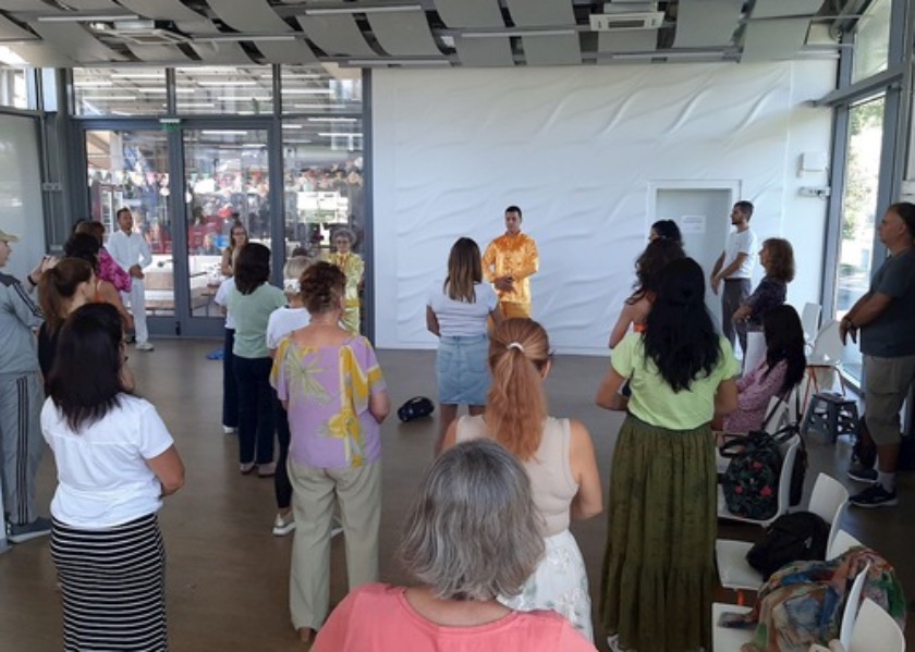 Image for article Bulgaria: Introducing Falun Dafa at the Burgas Health Festival