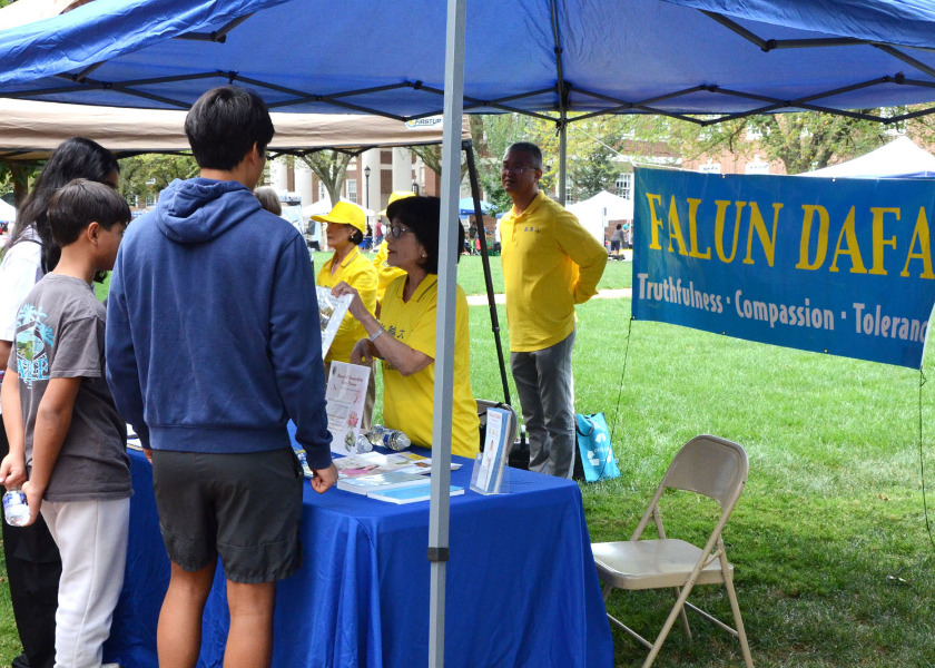Image for article Delaware, USA: Introducing Falun Dafa at Newark Community Day