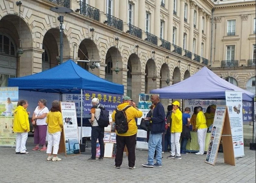 Image for article France: Introducing Falun Dafa and Collecting Signatures Calling for an End to the Persecution