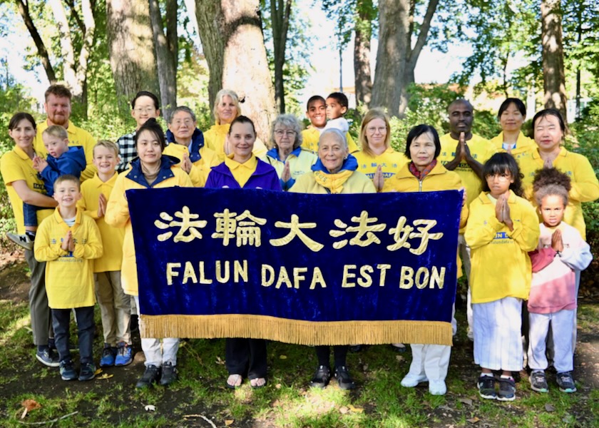 Image for article Quebec, Canada: Falun Dafa Practitioners Gather to Wish Master Li a Happy Mid-Autumn Festival