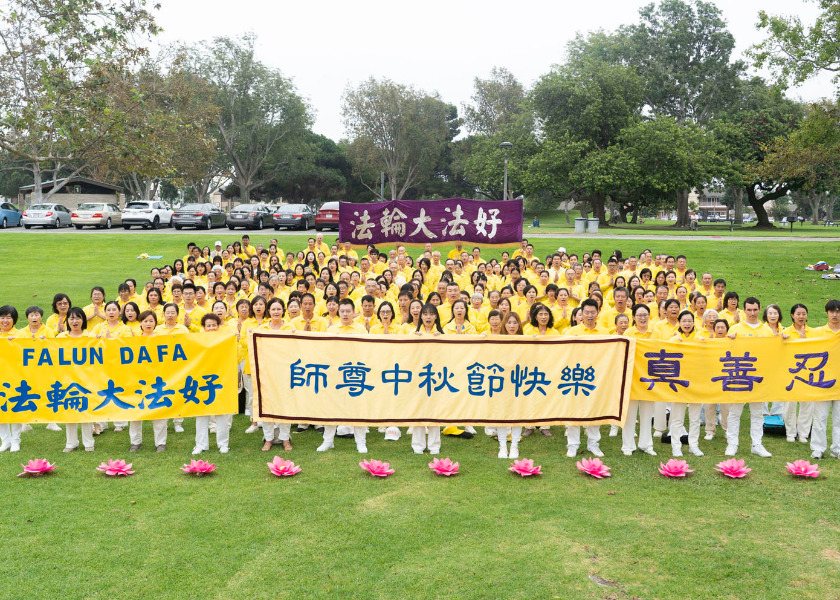Image for article Falun Gong Practitioners in Greater Los Angeles Wish Master Li a Joyful Mid-Autumn Festival