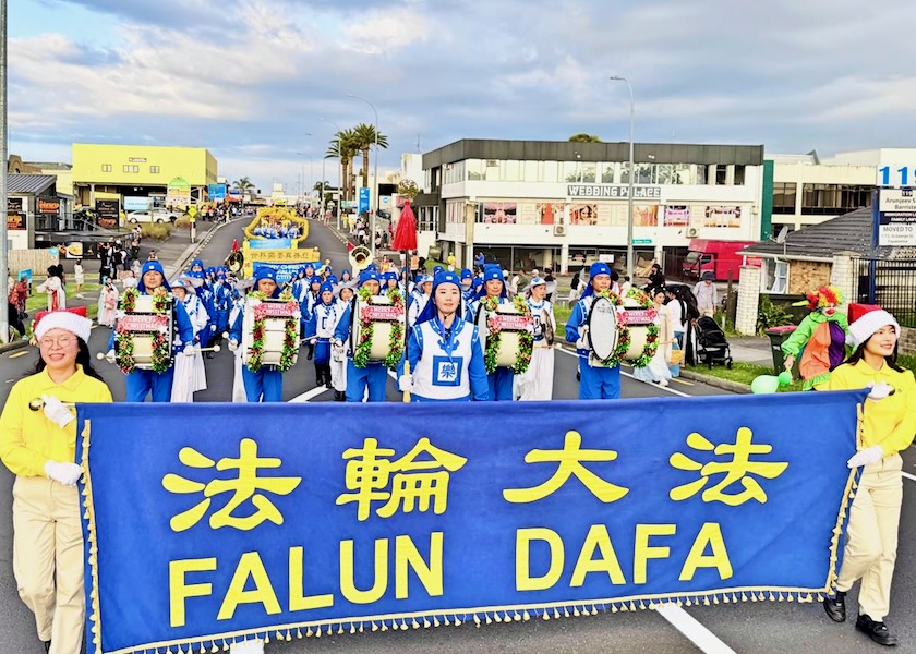 Image for article New Zealand: Falun Dafa Shines in Christmas Parades
