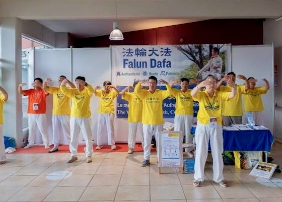 Image for article Réunion Island, France: Falun Dafa Attracts Attention at Senior Citizen Expo