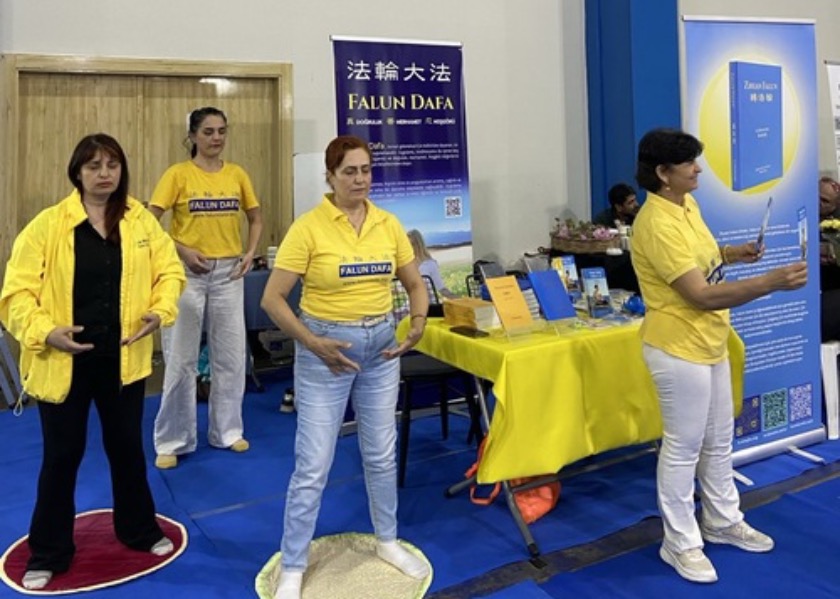 Image for article Turkey: People Learn the Falun Dafa Exercises at Book Fairs in Two Cities