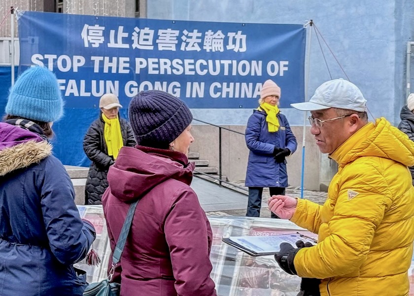 Image for article Stockholm: Practitioners Introduce Falun Dafa During the Holiday Season