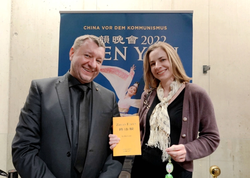 Image for article Zhuan Falun in High Demand During Shen Yun’s Sold-Out Performances in Poland