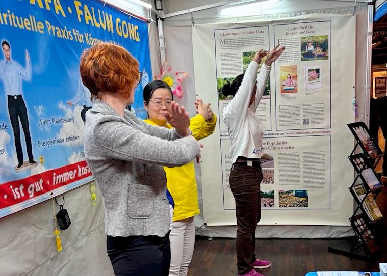 Image for article Introducing Falun Dafa at a Health Expo in Fürth, Germany