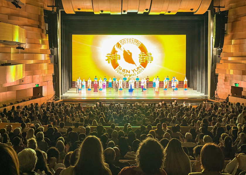 Image for article Audience Members of Chinese Descent Cherish Shen Yun: “They Found the Soul of Traditional Chinese Culture”