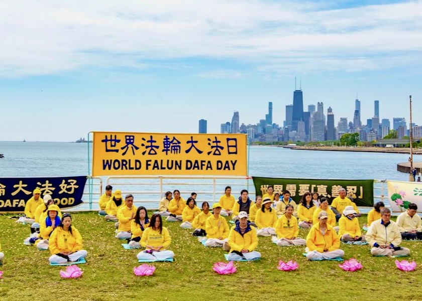 Image for article Chicago: Truthfulness, Compassion, and Forbearance Resonate with Passersby at Falun Dafa Day Celebration
