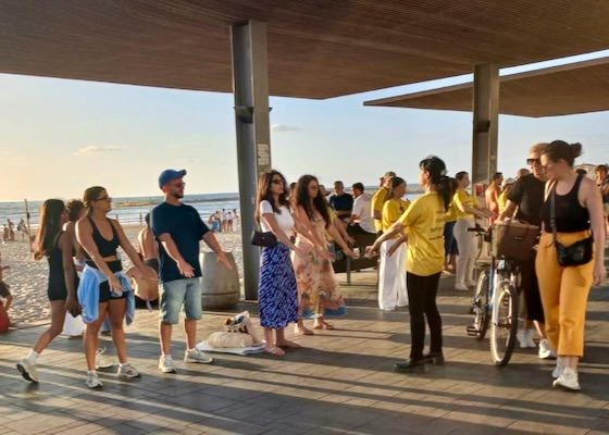 Image for article Israel: Practitioners Celebrate World Falun Dafa Day on the Tel Aviv Promenade