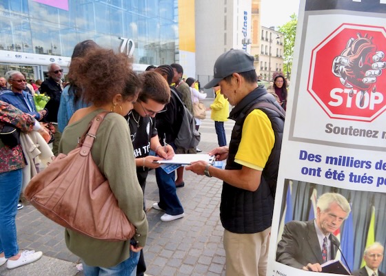 Image for article People Praise Falun Dafa During Event in Paris