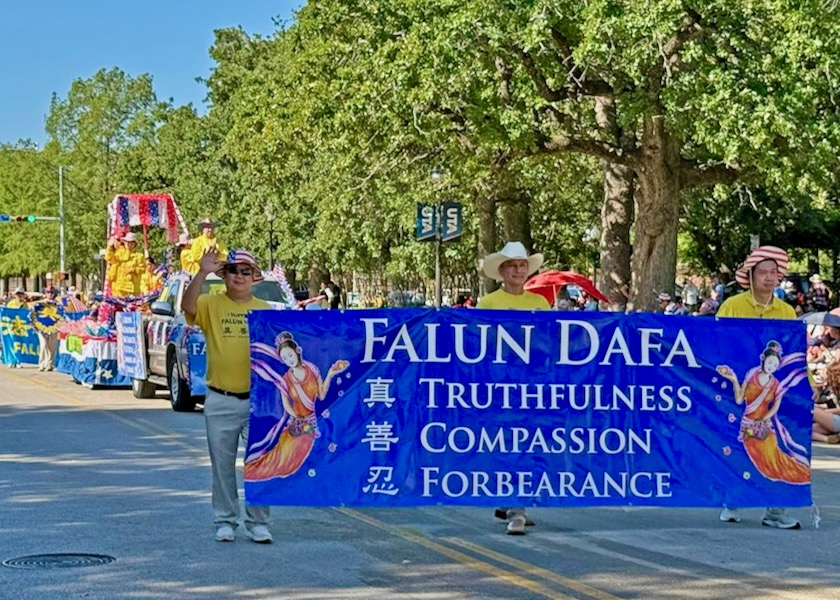 Image for article Texas: Spectators at Independence Day Parade in Arlington Appreciate Falun Dafa Contingent