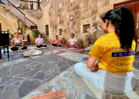 Image for article Turkey: Tourists and Residents Feel Calm and Relaxed After Learning the Falun Dafa Exercises