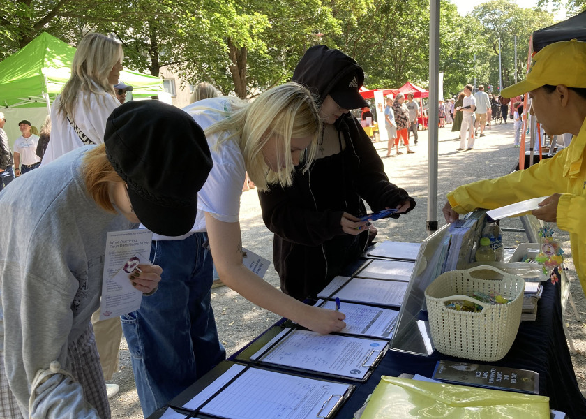 Image for article Finland: Festival Attendees Sign a Petition to End the Persecution of Falun Gong