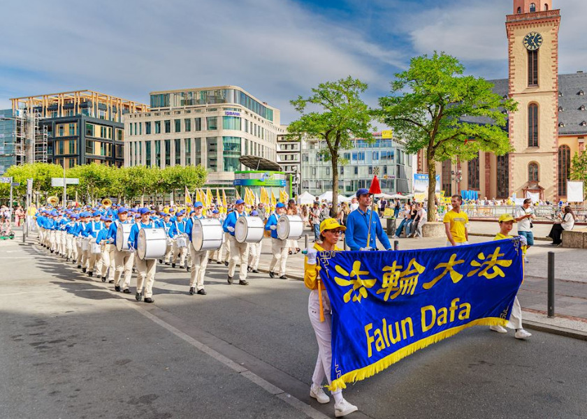 Image for article People Show Solidarity with Falun Dafa at Marches in Frankfurt, Germany