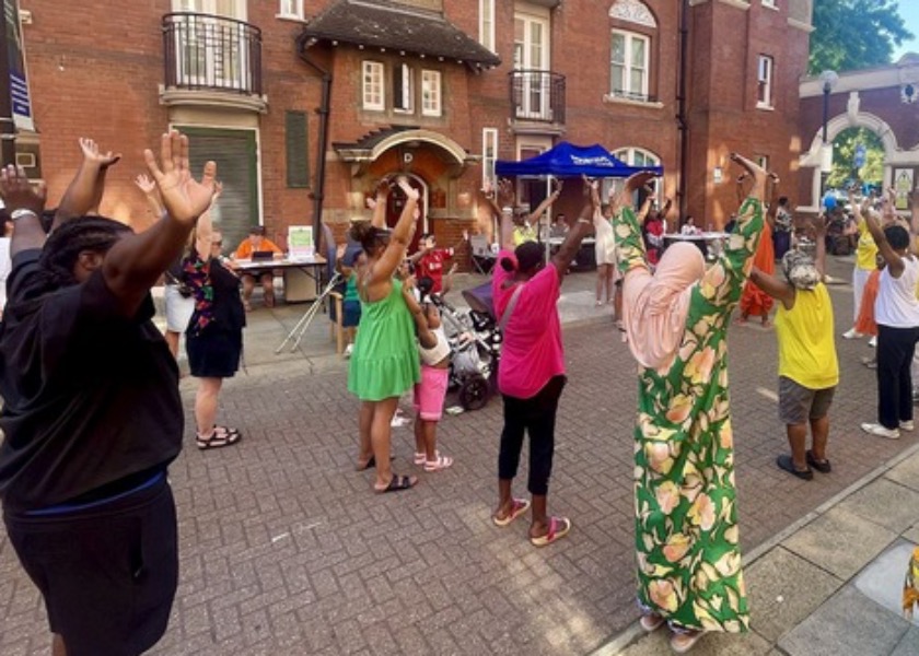 Image for article Residents Learn Falun Dafa During Community Fun Day in London