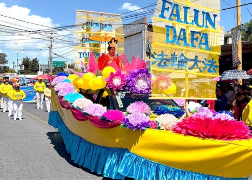 Image for article Mexico: People Welcome Falun Dafa at Huamantla Dahlia Parade