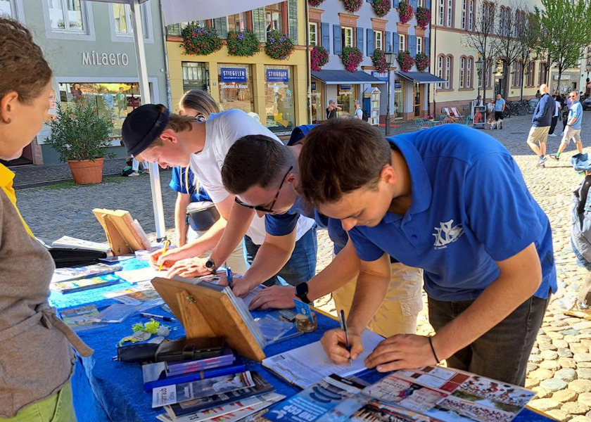 Image for article Freiburg, Germany: People at Falun Gong Information Day Condemn the CCP’s Persecution