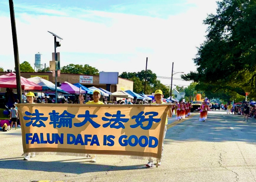 Image for article Texas, US: Falun Dafa Practitioners Welcomed in Fort Bend County Fair Parade